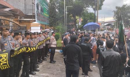 Ratusan Mahasiswa Unjuk Rasa di Gedung DPRD Ponorogo, Tuntut Cabut Kebijakan MBG