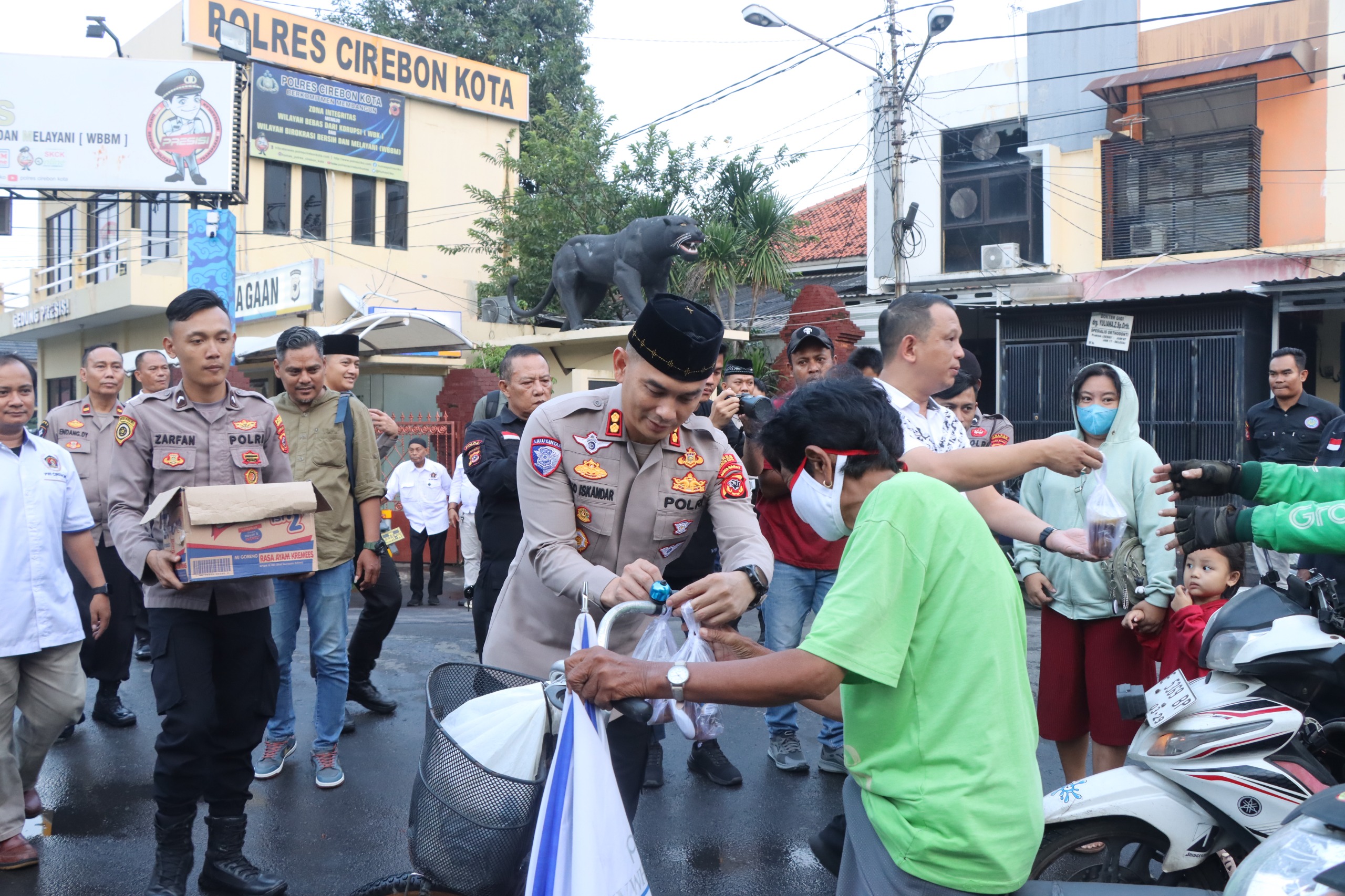 Rutin Berbagi Takjil, Kapolres Cirebon Kota: Wujud Kepedulian di Bulan Ramadan