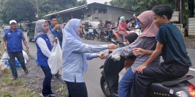 Bagikan Takjil Kepada Pengendara, DPC Demokrat Kabupaten Cirebon: Kami Ingin Berbagi Kebahagiaan