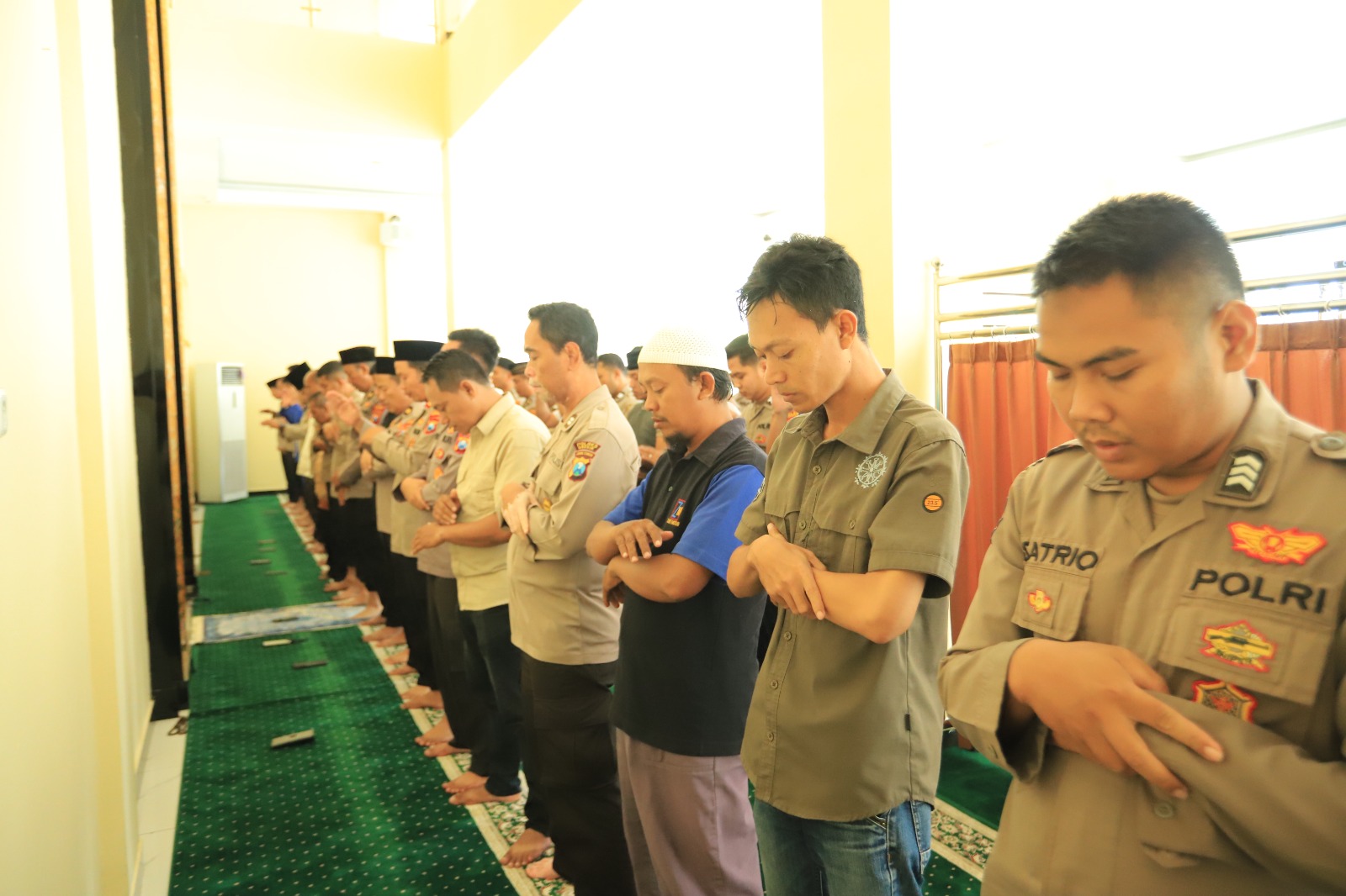 Polri Berduka, Tiga Anggotanya di Tembak Oknum TNI AD Polres Gresik Gelar Sholat Ghaib