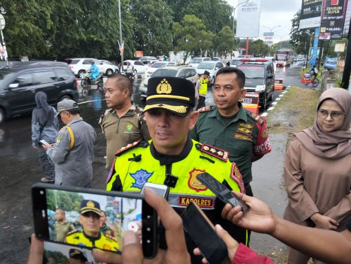 Jalur Pantura Padat Imbas One Way di Tol Trans Jawa, Kapolres Cirebon Kota Imbau Masyarakat Bersabar