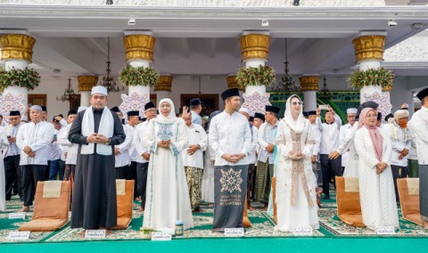 Ribuan Masyarakat Ikuti Tasyakuran dan Doa Bersama di Grahadi, Gubernur Khofifah Ajak Bersatu Guyub Rukun Wujudkan Jatim Gerbang Baru Nusantara