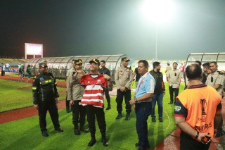 Polisi Amankan Pertandingan Madura United vs Tainan FC di Stadion Gejos Gresik Berlangsung Kondusif