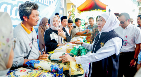 Gubernur Khofifah Bersama Ratusan Warga Bulak Banteng Surabaya Meriahkan Pasar Pangan Murah