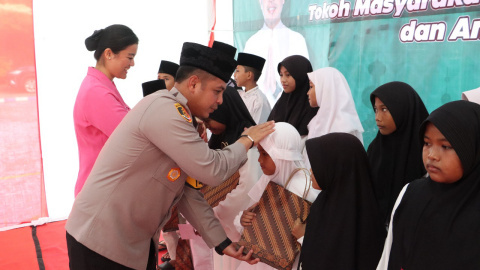 Kapolres Bangkalan Serahkan Santunan Kepada Puluhan Anak Yatim