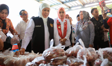 Pastikan Ketersediaan Stok Sembako Jelang Lebaran, Gubernur Khofifah Tinjau Pasar Pangan Murah di Sidoarjo