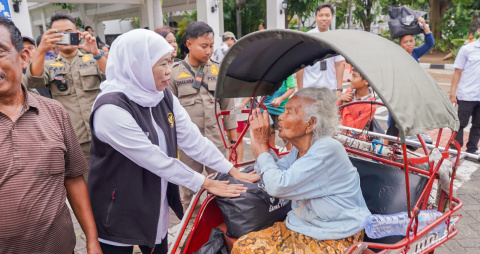 Sambut Idul Fitri 1446 H, Gubernur Khofifah Berbagi 1.500 Paket Sembako dan Zakat Mal pada Warga Sekitar Kantor Gubernur Jawa Timur