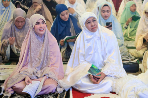 Gubernur Khofifah Bersama Keluarga Shalat Ied di Masjid Nasional Al Akbar Surabaya dan Melanjutkan Ziyarah Makam Orang Tua dan Suami