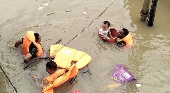Respons Cepat, Lanud Halim Perdanakusuma Evakuasi Warga di Bantaran Kali Ciliwung