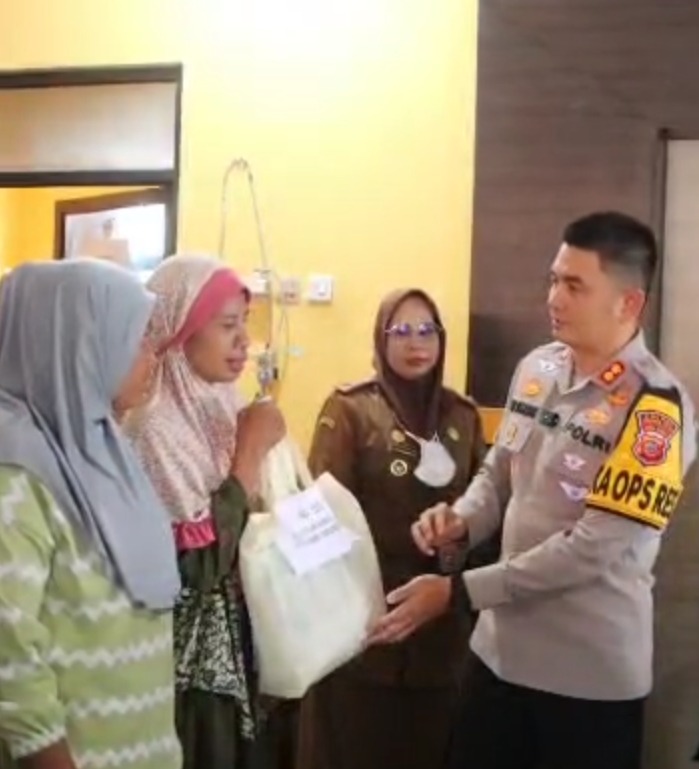 Polri Untuk Masyarakat, Polres Cirebon Kota Bagikan Sembako dan Takjil Kepada Warga