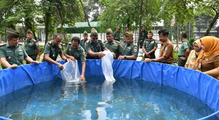 Kodim Ponorogo Wujudkan Ketahanan Pangan dengan Tabur Benih Ikan Lele