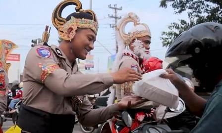 Warga Pemalang Antusias dan Terhibur dengan Polisi Berkostum Wayang Bagikan Takjil