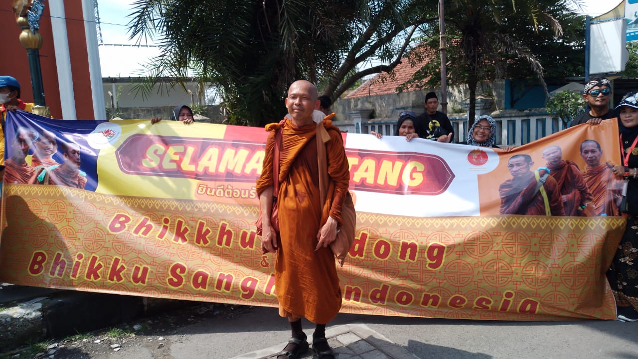 Bhikkhu Thudong dari Thailand Disambut Hangat di Cirebon, Bawa Misi Doa untuk Indonesia