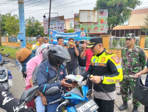 Kapolres Cirebon Kota Bagikan 200 Jas Hujan kepada Pemudik Motor di Jalur Pantura