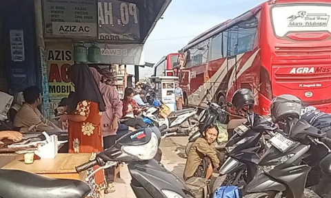 H+ Lebaran 2025 Ratusan Penumpang Arus Balik mulai Padati Agen- agen Bus AKAP di Pantura