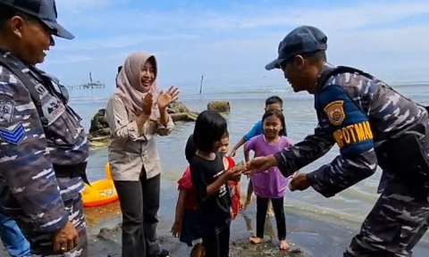 Sejumlah Pengunjung Pantai Widuri Terkejut, Menerima Hadiah dari Pengelola Wisata