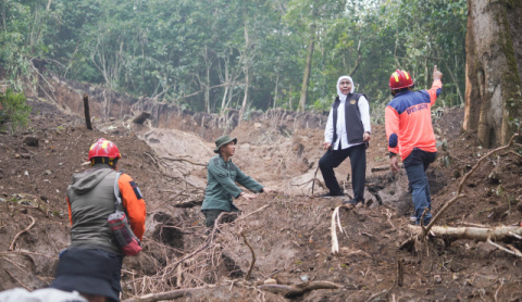 Tinjau Lokasi Longsor Cangar-Pacet, Gubernur Khofifah Fokuskan Pembersihan, Normalisasi Sungai dan Pemasangan Bronjong Setinggi 70 Meter