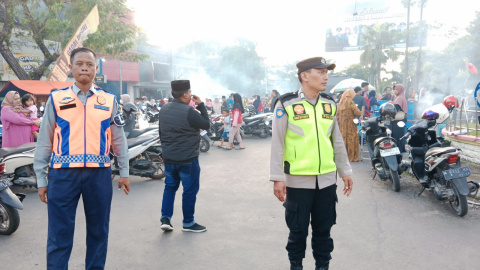 Ribuan Warga Bangkalan Serbu Pasar Kaget Lebaran Ketupat 2025