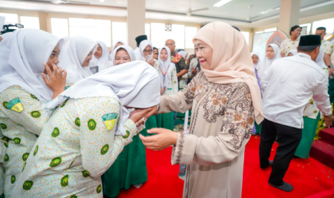 Gubernur Khofifah Bersyukur Banyak Murid SMA Khadijah Diterima PTN Tanpa Tes, Bagikan Buku Hadratusy Syech KHM. Hasyim Asy’ary Pemersatu Umat Islam Indonesia