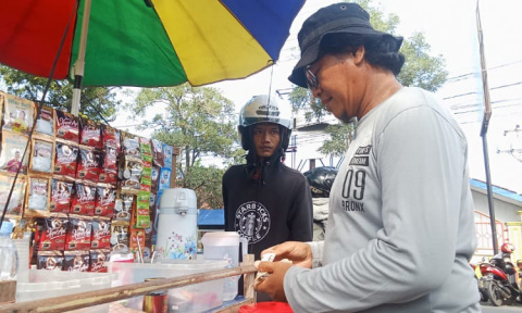 Pemutihan Pajak Kendaraan di Pemalang, Bawa Rejeki Tersendiri Bagi Pedagang Kopi