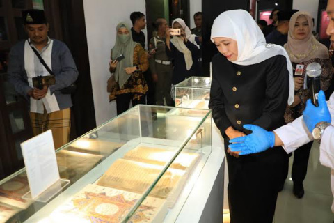 Pameran Naskah Kuno Warnai Haul Akbar Syaikhona Kholil Bangkalan, Khofifah: Ini Komitmen Menjaga dan Menghargai Keilmuan Ulama Nusantara