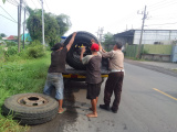 Antisipasi Macet, Polisi Bantu Sopir Ganti Ban di Jalan Raya Menganti Gresik