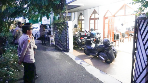 Jelang Misa Trihari Suci, Polres Bangkalan Lakukan Penyisiran dan Sterilisasi di Sejumlah Gereja