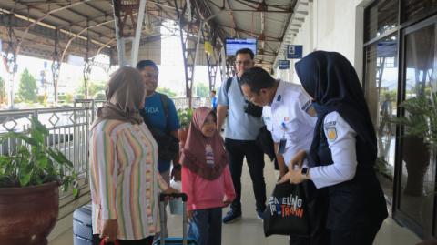 Peringati Hari Bumi, KAI Daop 5 Purwokerto Ajak Penumpang Kurangi Sampah Plastik
