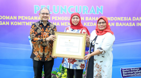 Gubernur Khofifah Terima Penghargaan Menteri Dikdasmen Atas Kinerja Tinggi UKBI 2021-2024