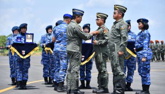 Perkuat Soliditas TNI yang PRIMA, Panglima TNI dan Kasad Terima Wing Kehormatan Penerbang Kelas I dari TNI AU