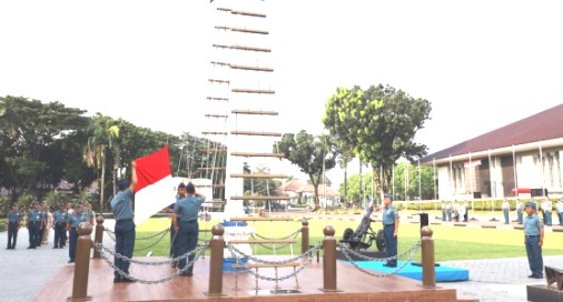 Dengan Gagahnya Prajurit Seskoal Kibarkan Bendera Merah Putih