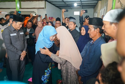 Gubernur Khofifah Takziah dan Berikan Santunan Duka Cita Keluarga Korban Longsor Pacet-Cangar