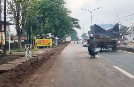 Ceceran Tanah Proyek di Jalur Surabaya-Malang, Bahayakan Pengguna Jalan