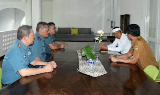 Jalin Silaturahmi, Danlantamal III Dampingi Aspotmar Kasal Kunjungi Gubernur Jabar