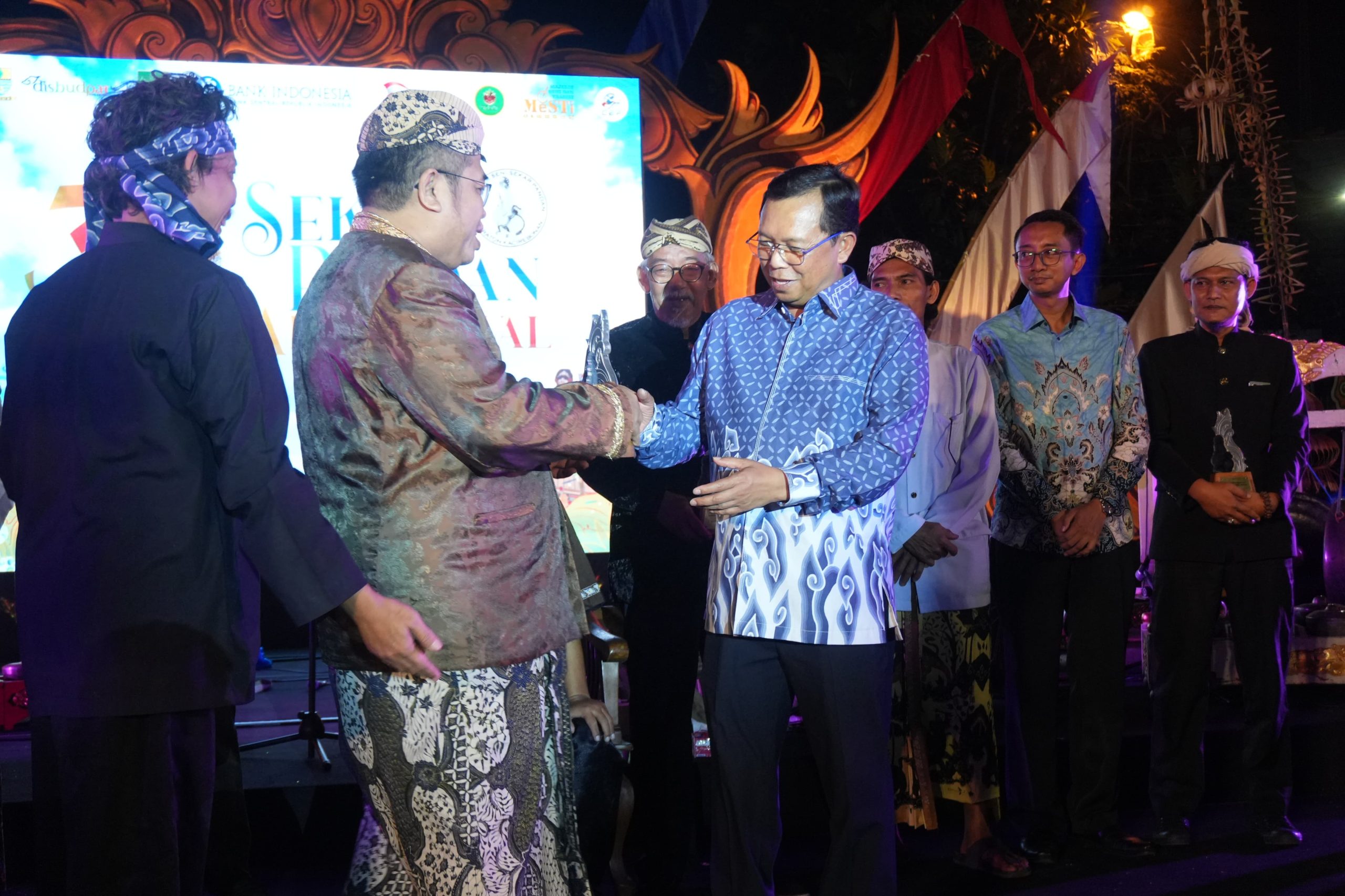 Komitmen Lestarikan Budaya, Herman Khaeron Dianugerahi Penghargaan oleh Sanggar Seni Sekar Pandan Cirebon