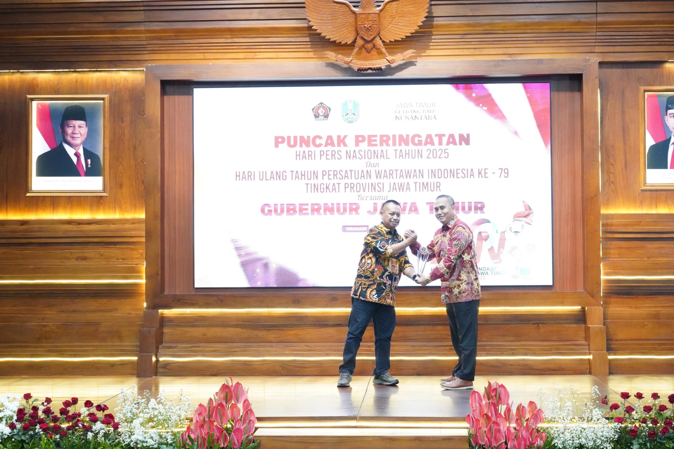 Puncak Resepsi HPN 2025: Bank Jatim Raih Penghargaan dari PWI Jawa Timur