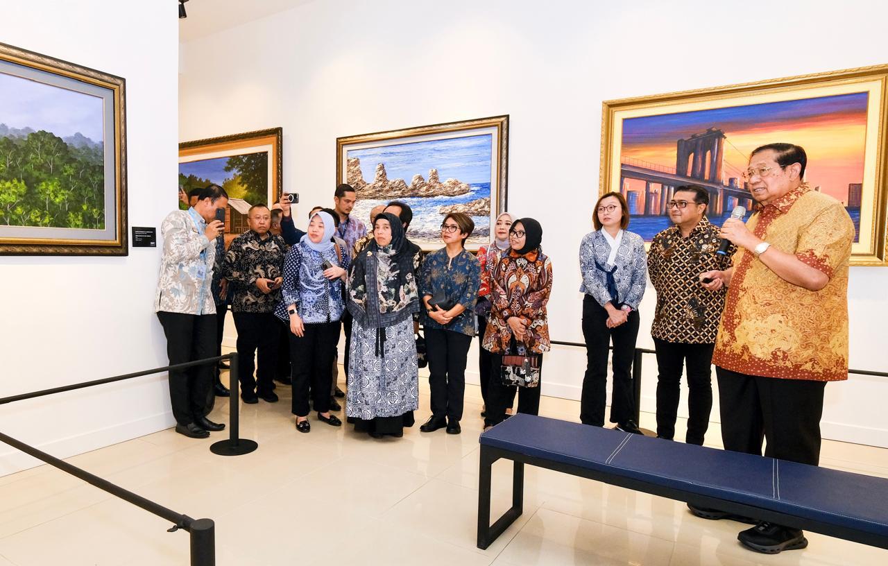 Sambut KemenEkraf di “Cikeas Art Gallery” SBY Jelaskan Karya Lukisan, Musik, Puisi Hingga Novel