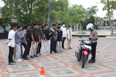 Polres Gresik Gelar Edukasi Keselamatan Berkendara dan Bahaya Narkoba bagi Pelajar di Pesantren