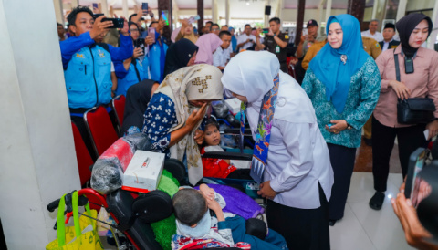 Gubernur Khofifah Salurkan Bansos Rp 12,9 Miliar di Bondowoso, Lindungi Kelompok Rentan dan Entas Kemiskinan
