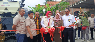 Wabup Serahkan 15 Hand Traktor dan 1 Combine harvester Ke Petani Sidoarjo