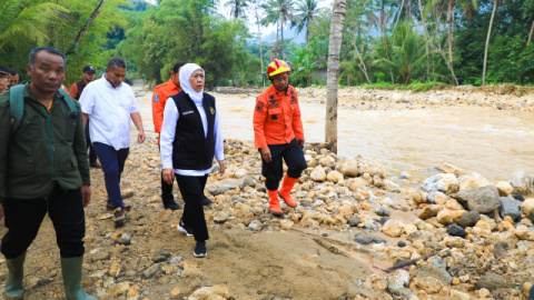 Gubernur Khofifah Susuri Medan Curam Dampak Longsor Trenggalek, Sampaikan Terimakasih Kepada Kapolda Jatim Turunkan Anjing Pelacak Pencarian Korban Tertimbun