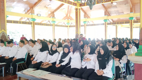 6 Bulan Gelisah Menunggu, Seorang CPNS di Bangkalan Akhirnya Tersenyum Setelah Menerima SK Pengangkatan dari Bupati