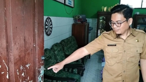 Aksi Pembobol Sekolah di Ponorogo Curi Uang dan Laptop Terekam CCTV