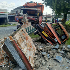 Truk Los Bak Seruduk Angkot Hingga Masuk Parit di Lebo Sidoarjo, Beruntung Tidak Ada Korban Jiwa