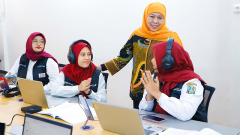 Tinjau Posko SPMB Jatim 2025, Gubernur Khofifah Pastikan Berjalan Optimal Lewat Senopati AI