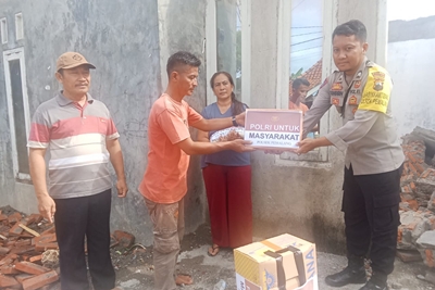 Warga Terdampak Angin Puting Beliung Terharu Menerima Bantuan Sembako Pollsek Pemalang