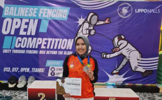 Dokter Muda Fak Kedokteran UHT Azzeldine Aliya Zahira Sabet Medali di Ajang Internasional Balinese Fencing Open 2025
