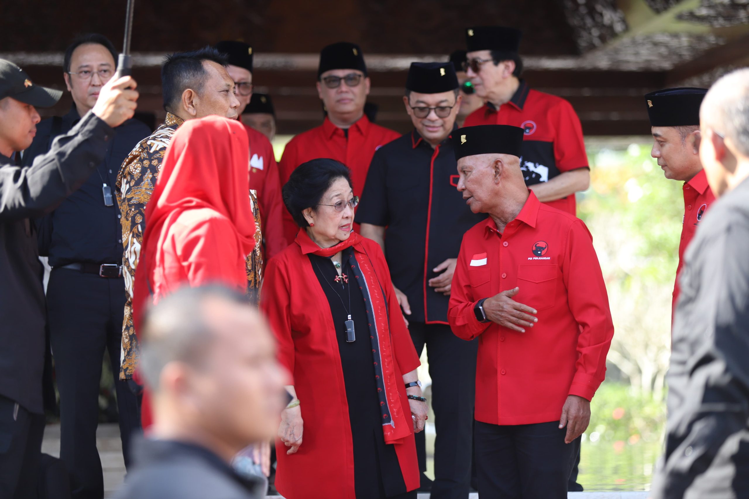 Ziarah ke Makam Bung Karno Megawati juga Serahkan 2 Ekor Sapi Kurban ke Masjid di Blitar, Said Abdullah: Renungkan Kembali Nilai-nilai Perjuangan Bung Karno