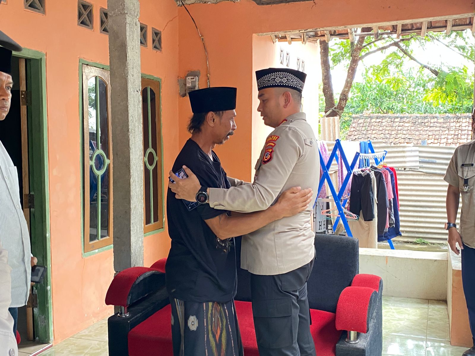 Kapolres Cirebon Kota Kunjungi Rumah Duka Penambang Korban Longsor Eks Galian C