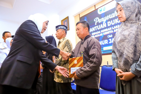 Serahkan Santunan Untuk Korban Laka Kereta Api di Magetan, Gubernur Khofifah Evaluasi Keamanan Perlintasan Sebidang